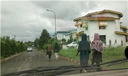 جولان دختران بد حجاب وسیگاری در دهکده ی ساحلی انزلی+عکس