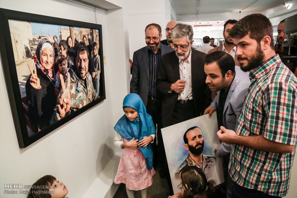 افتتاح نمایشگاه عکس “به نام زیتون” با حضور خانواده شهید کوچک زاده و حداد عادل + تصاویر