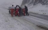 امدادرسانی به ۷ خودروی گرفتار در برف محور سیاهکل به دیلمان