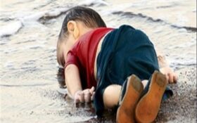 آب بازی کودکی که جهانی را غرق در بغض کرد