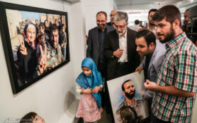 افتتاح نمایشگاه عکس “به نام زیتون” با حضور خانواده شهید کوچک زاده و حداد عادل + تصاویر