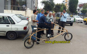 دوچرخه ای عجیب در رشت که فرمانِ اتومبیل دارد! + عکس