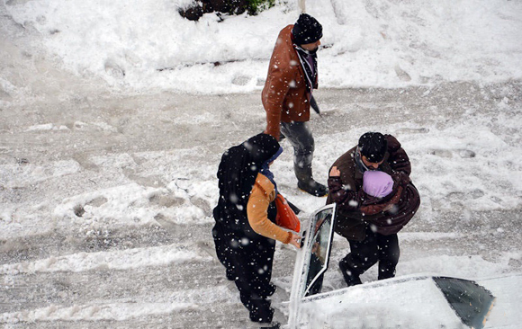 ۷۳ نفر تاکنون در برف گیلان دچار حادثه شده‌اند