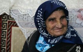 دیدار دانش‌آموزان گیلانی با جانباز ۱۰۹ ساله “کشف حجاب رضا خانی” در ماسال