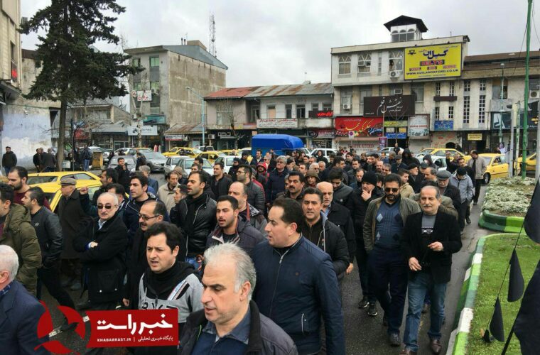 اعتراض بازاریان رشت در مقابل استانداری و درخواست بازگشایی پیاده راه شهرداری+ تصاویر
