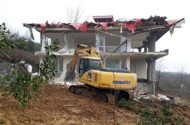 تخریب منزلی در یکی از روستاهای سیاهکل به دلیل نداشتن مجوز!