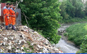آیا مقصر ریختن زباله در رودخانه‌ها هم شهرداریست؟!/ گاهی اوقات باید به جای مسئولین، از خودمان انتقاد کنیم! + تصاویر