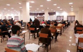 آزمون ورودی حوزه‌های علمیه برادران در رشت/ روحانیون آینده گیلان با یکدیگر به رقابت پرداختند+ گزارش تصویری