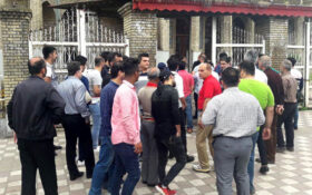تجمع هواداران تیم سپیدرود مقابل دفتر امام جمعه رشت + تصاویر