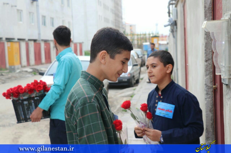 طرح “عطر خوش انتظار” در مسکن مهر رشت و اهدای 1184 شاخه گل به مردم + تصاویر