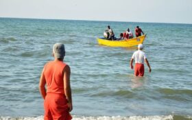 چهار نفر از غرق شدن در ساحل آستارا نجات یافتند
