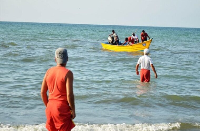 چهار نفر از غرق شدن در ساحل آستارا نجات یافتند