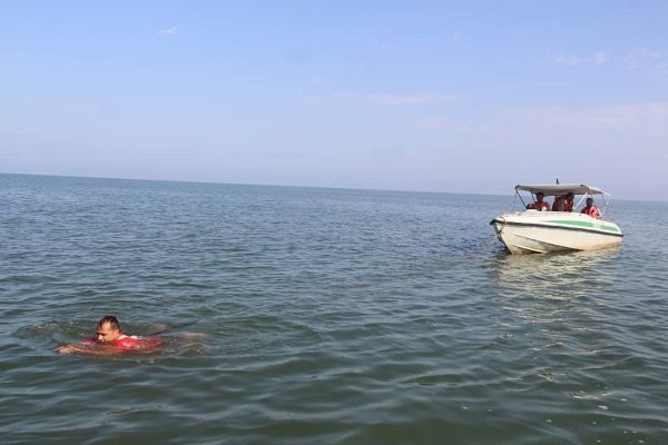 کشیدن قایق ۲ تُنی توسط ورزشکار ۵۴ ساله گیلانی