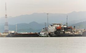 کشتی حادثه‌دیده نارگل به اسکله آستارا منتقل شد
