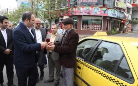 شهردار و اعضای شورای شهر لاهیجان با اهدای گل از رانندگان تاکسی تقدیر کردند+ تصاویر
