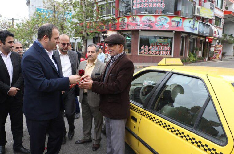شهردار و اعضای شورای شهر لاهیجان با اهدای گل از رانندگان تاکسی تقدیر کردند+ تصاویر
