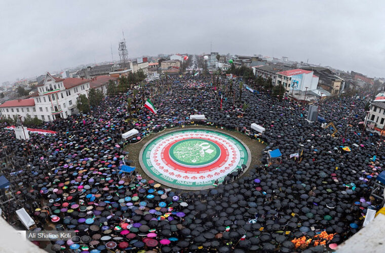 مردم گیلان ۴۰ سالگی انقلاب را زیر بارش شدید باران جشن گرفتند/ پرشکوه ترین حضور مردم رشت برای ثبت در تاریخ+ گزارش تصویری