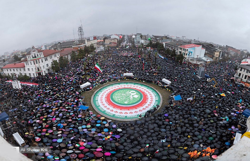 مردم گیلان 40 سالگی انقلاب را زیر بارش شدید باران جشن گرفتند/ پرشکوه ترین حضور مردم رشت برای ثبت در تاریخ+ گزارش تصویری