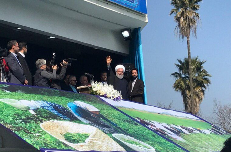 غیبت معنادار آیت الله فلاحتی در محل سخنرانی رئیس جمهور در ورزشگاه لاهیجان+ تصاویر