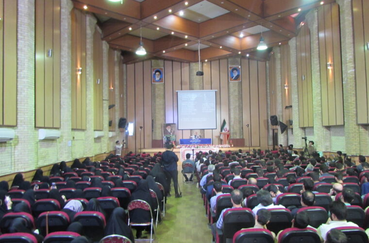 نشست عملیات روانی در فضای مجازی با سخنرانی حسن عباسی در سالن اجتماعات مصلی رشت+ گزارش تصویری