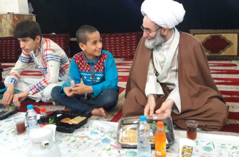 افطاری صمیمانه امام جمعه رشت با ایتام کمیته امداد+ گزارش تصویری