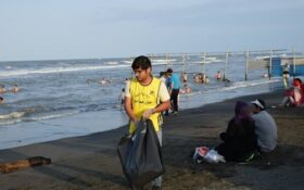 ساحل آستارا در روز «دریای خزر» پاکسازی شد