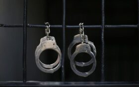 مامور قلابی ۴۲ ساله در صومعه‌سرا دستگیر شد | معرفی متهم به مقام قضائی