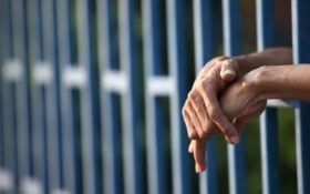 «خانواده‌های زندانیان» قربانی آسیب‌های ناشی از جرم سرپرست خانواده می‌شوند