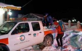 امدادرسانی پرسنل و نجاتگران هلال احمر به ۵۲ مسافر گرفتار شده در برف