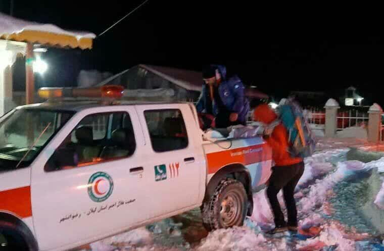 امدادرسانی پرسنل و نجاتگران هلال احمر به ۵۲ مسافر گرفتار شده در برف