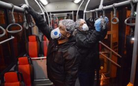 شستشوی اتوبوس‌های درون شهری رشت برای مقابله با کرونا