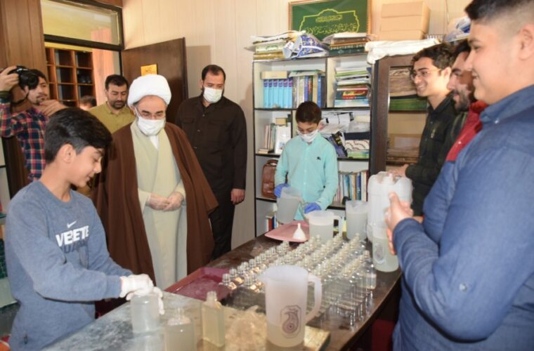 تصاویر/ بازدید امام جمعه رشت از فعالیت‌های جهادی کانون جوانان رضوی گیلان در تولید ماسک و لوازم بهداشتی