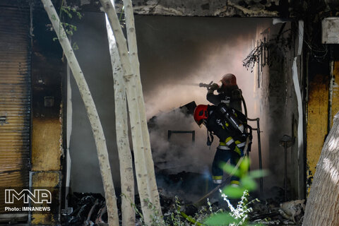 مصدومیت یک آتش نشان در حادثه آتش سوزی منزل مسکونی در رشت