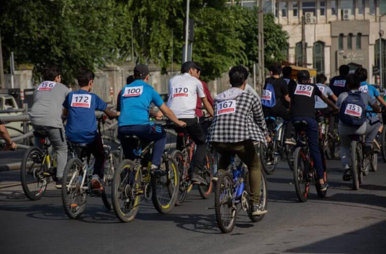 همایش دوچرخه سواری جمعی از نوجوانان رشت به مناسبت سالگرد ارتحال امام خمینی(ره) + تصاویر