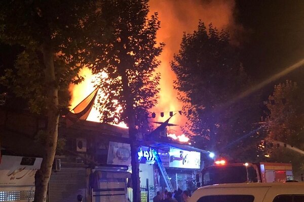 آتش سوزی گسترده در بازار فومن مهار شد