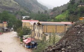 توزیع اقلام اساسی بین سیل‌زدگان تالش؛ ریزش کوه بسیاری از راه‌های منطقه را مسدود کرده است