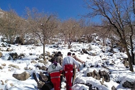 ۱۵ کیلومتر پیاده روی در برف برای نجات یک بیمار