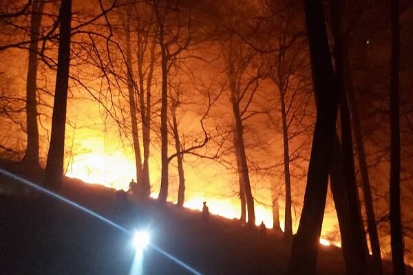 ۱۰ هکتار از جنگل های اشکورات رودسر در آتش سوخت/ مهار آتش ادامه دارد