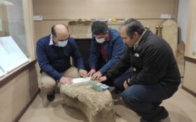 سنگ قبر تاریخی کشف شده در منطقه قلعه رودخان فومن بازخوانی شد