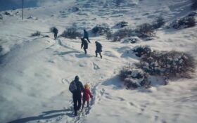 رنج کوه‌پیمایی در برف دانش‌آموزان اشکوری برای شرکت در کلاس “شاد”