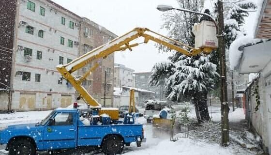 پایداری شبکه‌های برق علیرغم بارش برف در گیلان