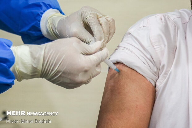 تزریق ۱۷۰۰ دُز واکسن کرونا به کادر نظام پزشکی گیلان آغاز شد