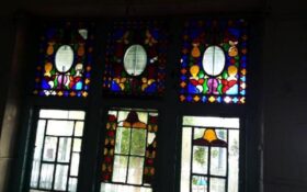 بازی رنگ و نور در گره چینی و شیشه های رنگی/ فروش پنجره های ارسی خانه های تاریخی گیلان