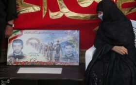 روضه‌خوانی درب منزل شهید دفاع مقدس در رشت به روایت تصویر