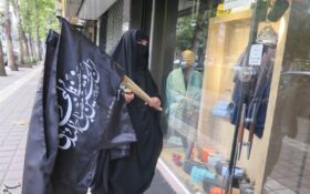توزیع پرچم‌های محرم توسط گروه‌های مردمی در رشت به روایت تصویر