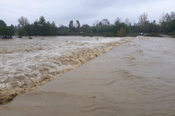 غرق آب شدن ۶ پل آب نما در فومن/ راه ارتباطی بسته شد