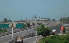 پل روگذر خمام مانع توسعه شهر شده است