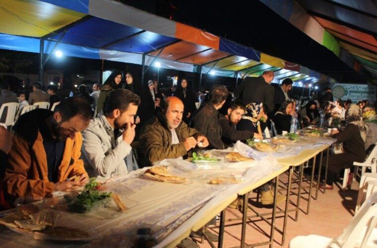 برپایی سفره افطاری ۱۰۰۰ نفره در رضوانشهر به همت شهرداری+ تصاویر 