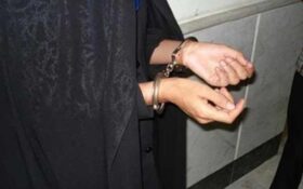 دستبند پلیس بر دستان خانم قاچاقچی در لنگرود