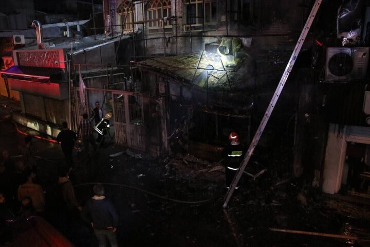 آتش‌سوزی یک مسجد و ۳ مغازه در سبزه‌ میدان رشت / حریق مهار شد